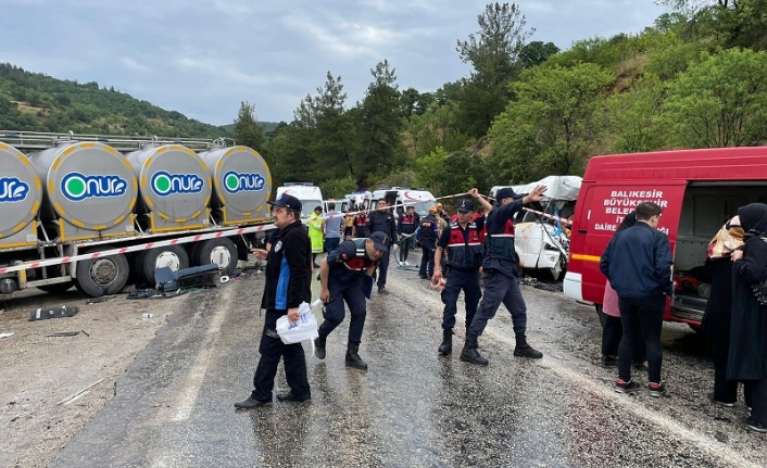 Son Dakika: Dursunbey'de korkunç kaza. Çok sayıda ölü ve yaralılar var.