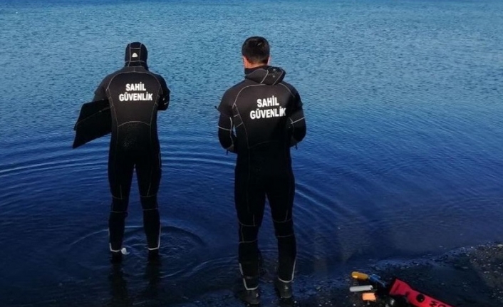 Akçay'da batan tekne.  Denizde kaybolan iki kişi karadan ve havadan aranmaya devam ediyor.
