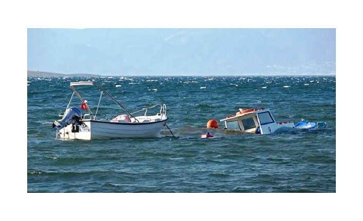 Ayvalık’ta şiddetli poyraz balıkçı teknelerini batırdı