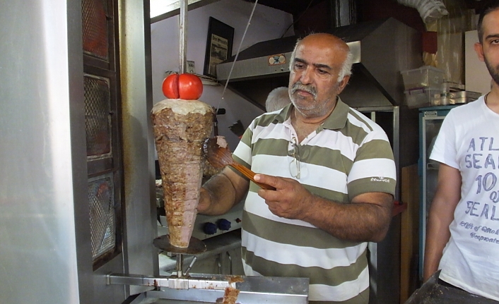 Burhaniye’de hayırsever işletmeci 5 yıldır ihtiyaç sahiplerini doyuruyor