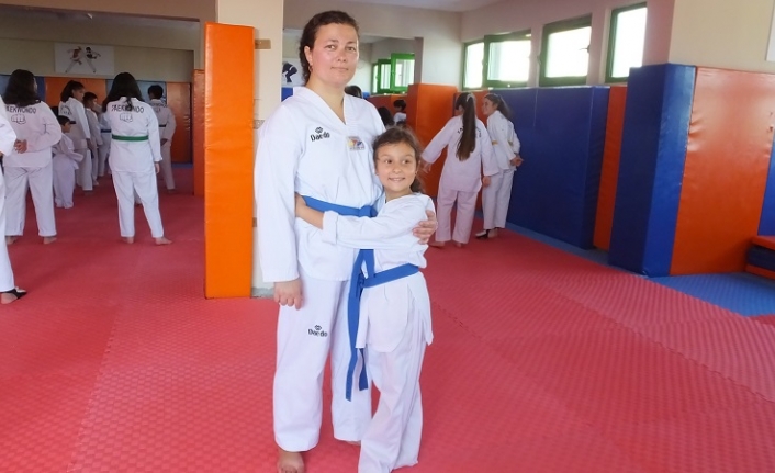 Burhaniye’de Ukraynalı Polina kızı ile tekvando kursuna katıldı