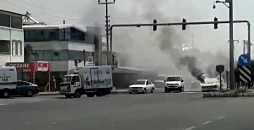 Edremit’te karayolunu duman altında bırakan araç yangını