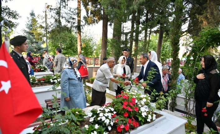 Vali Şıldak’tan Arife Günü Ziyaretleri