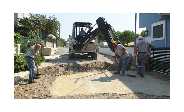 Burhaniye de doğalgaz çalışmalarında bozulan yollara onarım