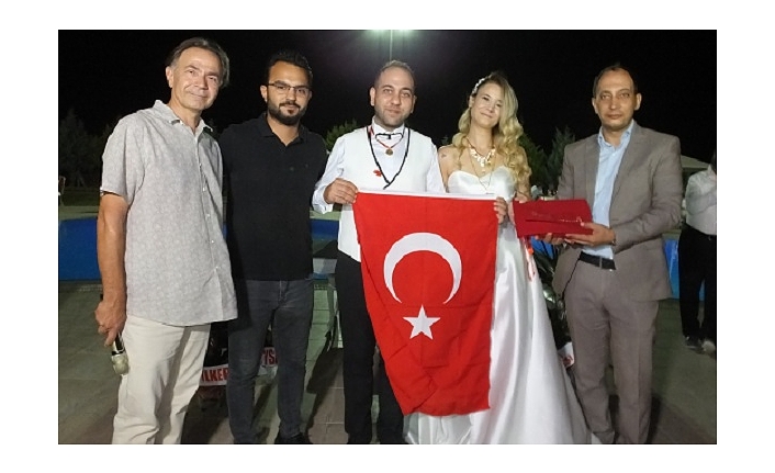 Burhaniye de düğünde genç çifte Kuran ve Türk Bayrağı hediye edildi