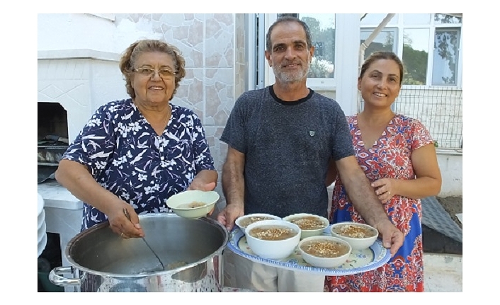 Burhaniye’de aşure hayırları devam ediyor