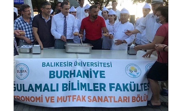 Burhaniye’de üniversiteli gençler bin kişiye aşure ikramı yaptı