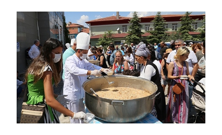 Edremit Belediyesi 18 bin kişilik aşure dağıttı