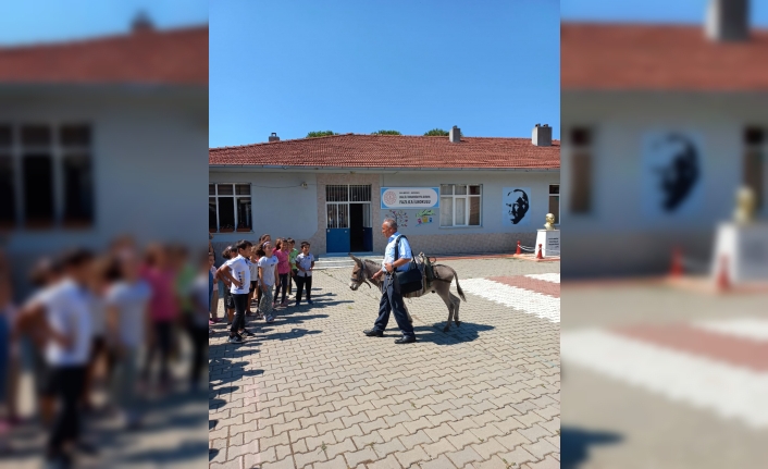 Eşeği ile köye gelip kitap dağıttı