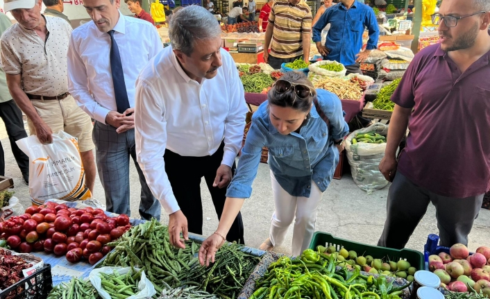 Vali Şıldak, pazar alışverişini Burhaniye' den yaptı