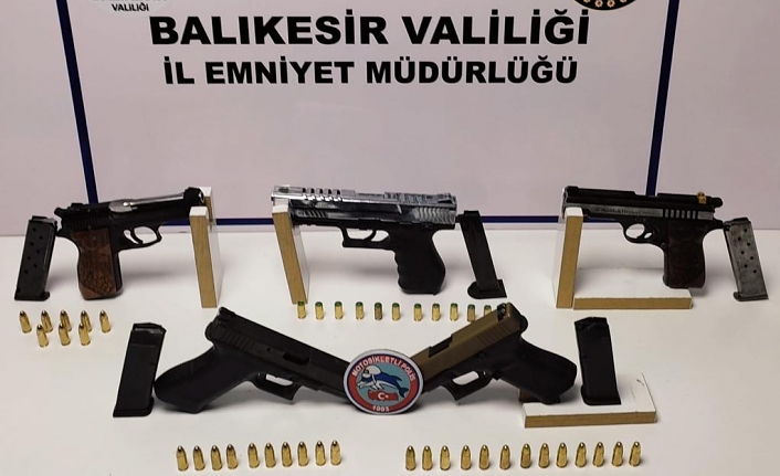 Ayvalık Polisi ruhsatsız silah taşıyanlara geçit vermiyor