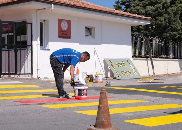 Ayvalık’ta okul önlerindeki yaya geçitleri ve uyarı levhaları yenileniyor