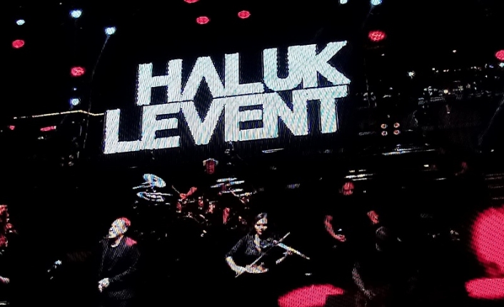 Bandırma'da Haluk Levent'in büyüleyen konseri