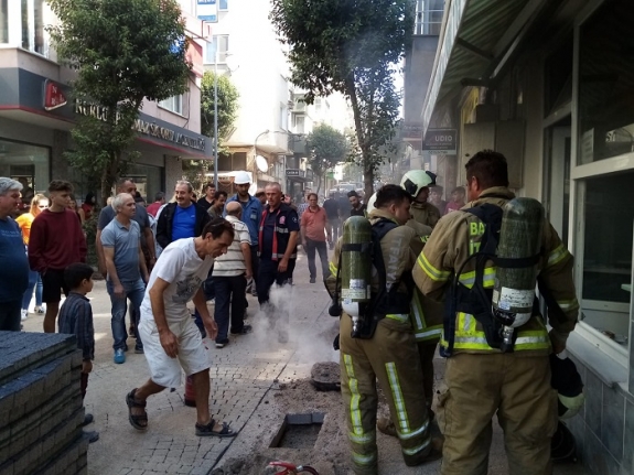 Bandırma'da korkutan yangın. Yangına, itfaiye ekipleri yaya olarak yangın tüpleri ile ulaştı