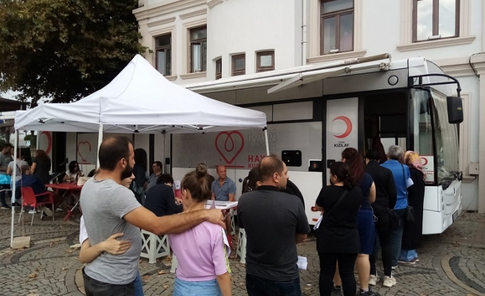 Bandırmalılar Kızılay'a kan vermek için uzun kuyruk oluşturdular