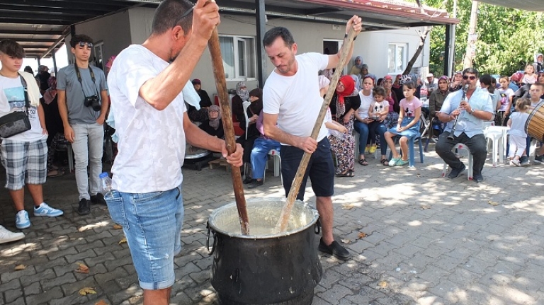 Düğünlerin vazgeçilmez yemeği özel sopalarla dövülüyor