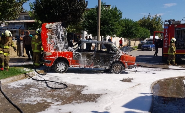 Park halindeki bir otomobilde çıkan yangında araç kullanılamaz hale geldi