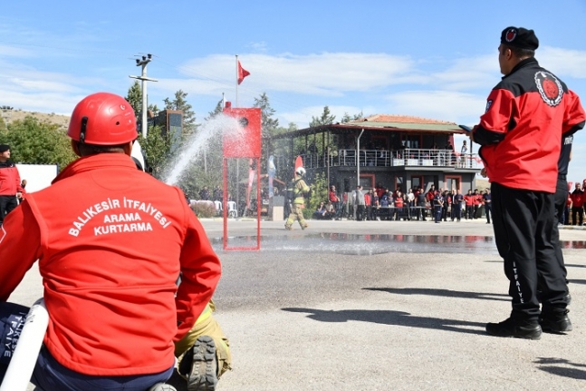 Balıkesir'de itfaiyeciler, 308.yıllarını Balıkesir Çiftetellisi oynayarak kutladılar.