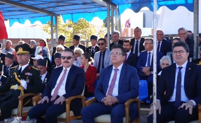 29 Ekim Cumhuriyet Bayramı tüm yurtta olduğu gibi Edremit ilçesinde de coşkuyla kutlandı.