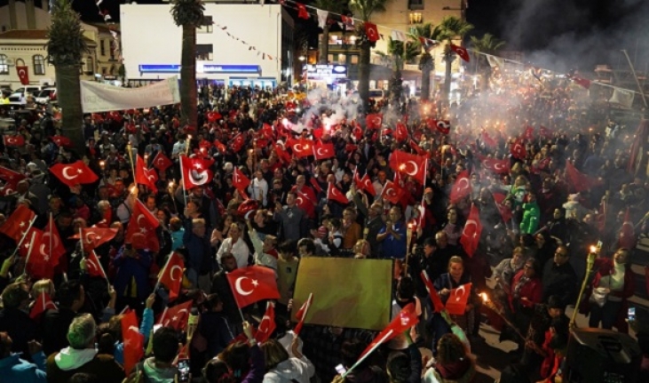 Ayvalık'ta binlerce vatandaşın katılımıyla gerçekleşen fener alayı coşkusu