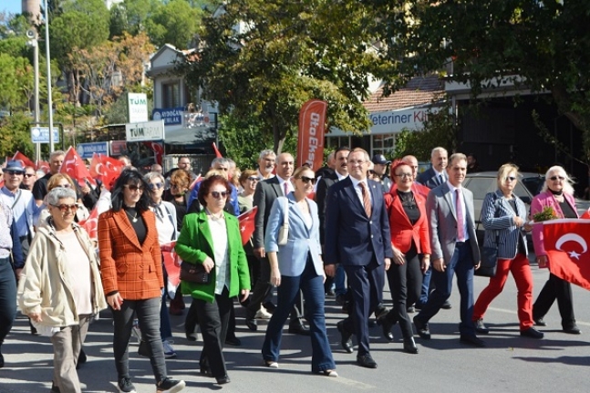 Ayvalık’ta Cumhuriyet Bayramı etkinlikleri Cumhuriyet Yürüyüşü ile başladı