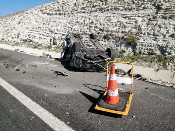 Balıkesir'de araç otobanda ters döndü