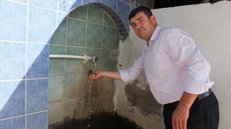 Baski Burhaniye'de mahalle sakinlerine su sevinci yaşattı