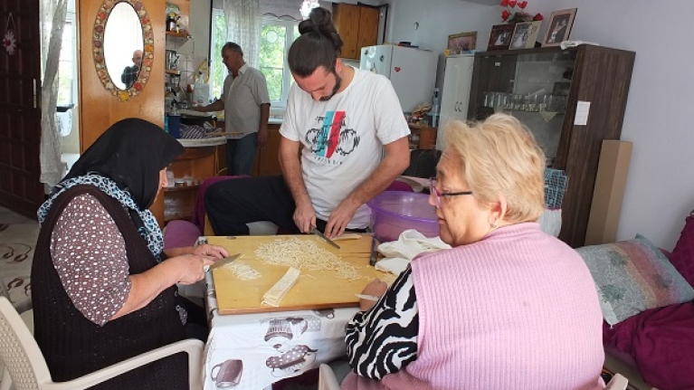 Burhaniye’de imece ile kışlık makarna hazırlıyorlar