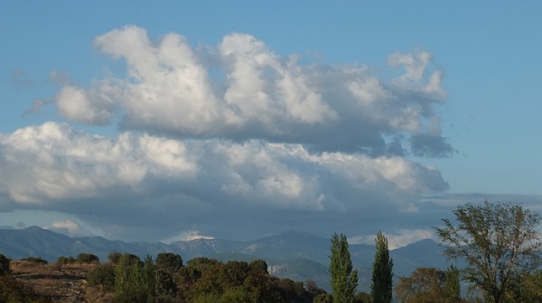 Burhaniye’de yağmur bulutları böyle görüntülendi