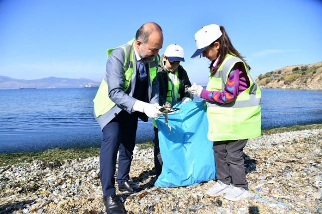 Çevreci minik eller Livatya Sahili’ni temizledi 