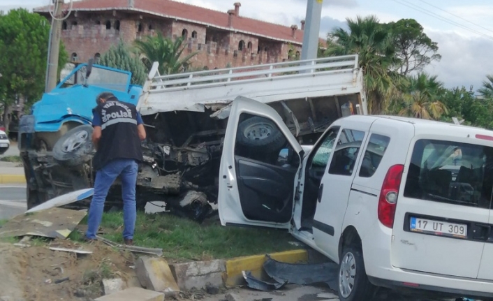 Cumhurbaşkanının mitingine giden polis aracı kaza yaptı  