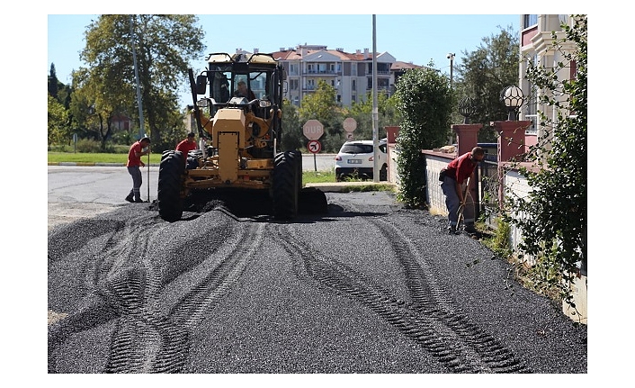 Edremit’te Yollar Sıcak Asfalta Kaplanıyor