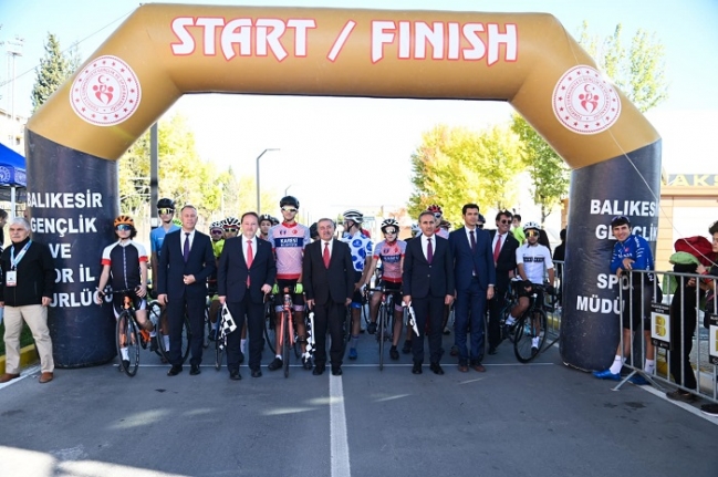 Karesi'de 29 Ekim bisiklet yarışı büyük heyecan içinde geçti