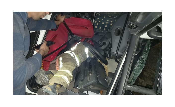 Bandırma'da sıkışan sürücüyü itfaiye ekipleri kurtardı