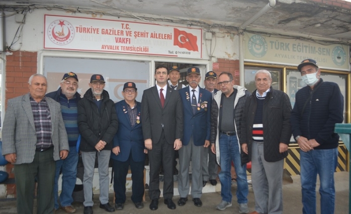 Ayvalık'ta başsavcıdan gazilere ziyaret