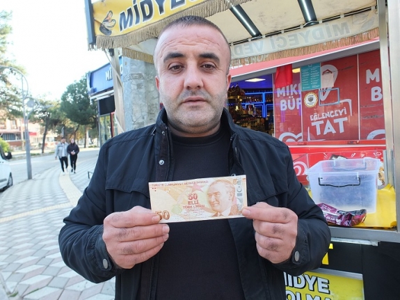 Burhaniye'de hatalı basılan 50 lirayı satmak istiyor