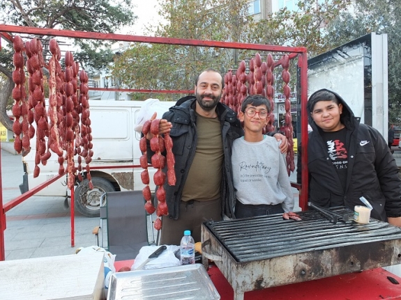 Burhaniye'de önce sucuk, sonra güreş