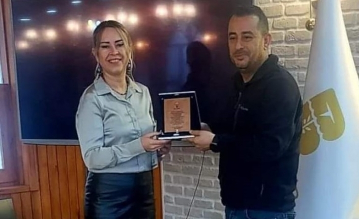 Edremit'te Ak Partili kadınlar teşekkür belgesi ile onurlandırıldı