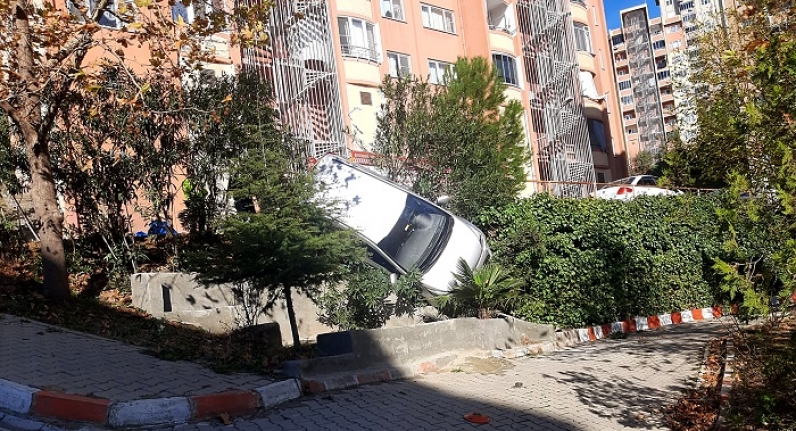 Edremit’te kadın sürücü bahçeye uçan araçtan yara almadan kurtuldu  