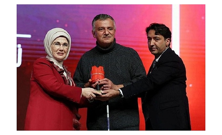 Emine Erdoğan’dan Medya Ayvalık muhabirine ödül verildi