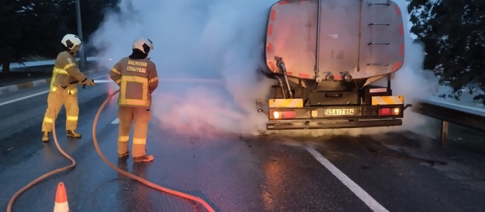 Balıkesir'de seyir halindeki tanker alev aldı