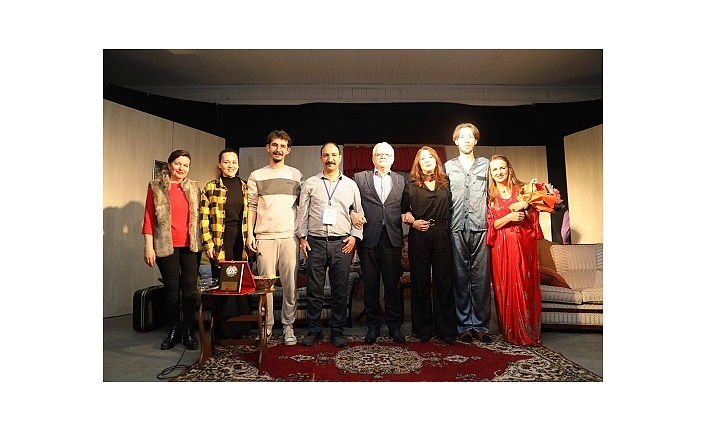 Burhaniye Belediyesi Kent Tiyatrosu’nun Yeni Oyunu Sahnelendi