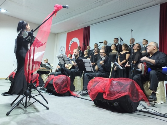 Burhaniye'de Halk Eğitimin Türk Sanat Musikisi Korosu konserinde büyüledi