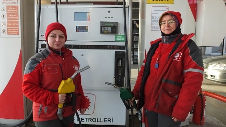 Burhaniye’de akaryakıt istasyonunda Kadın Pompacılar İş Başında