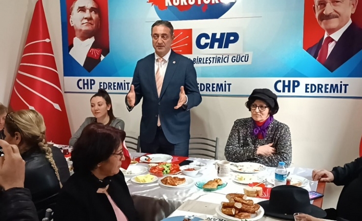 CHP Edremit İlçe Başkanı Deniz Onur Özcan, kahvaltıda gazetecilerle bir araya geldi