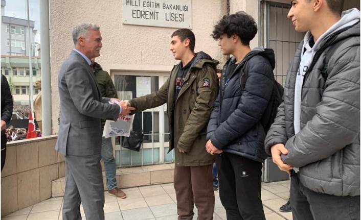 Edremit Şehit Öğretmen Şenay Aybüke Yalçın Anadolu Lisesi öğrencileri ödüllendirildi.