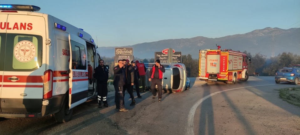 Edremit'teki kazada bir araç orta refüje uçtu. Kazada, 3 kişi hafif yaralandı