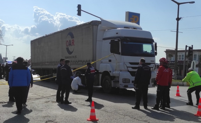 Balıkesir’de yaşlı adam TIR'ın  altında kalarak feci şekilde can verdi