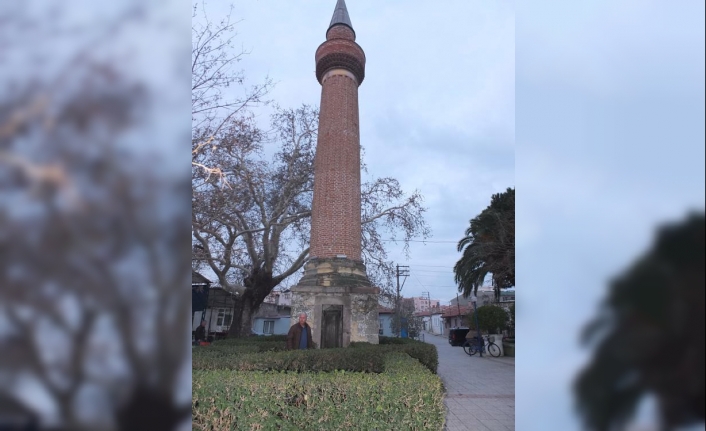Burhaniye Geriş Mahallesi'nde yer alan camisiz minare ilgi odağı oldu