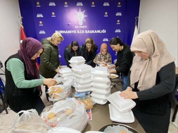 Burhaniye’de Kadınlar Depremzedeler İçin Gıda Paketi Hazırlıyorlar